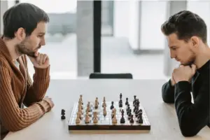 Spieler spielen Schach